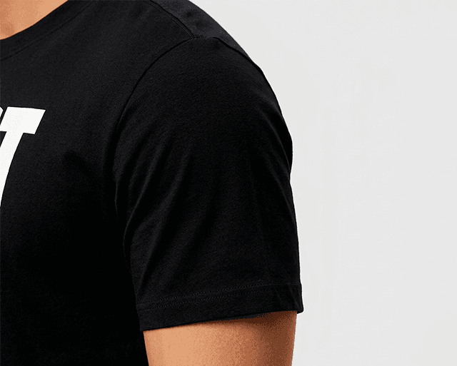 Close na manga da camiseta preta