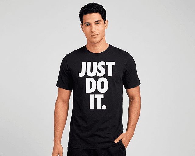 Modelo vestindo camiseta preta, visão frontal, fundo claro