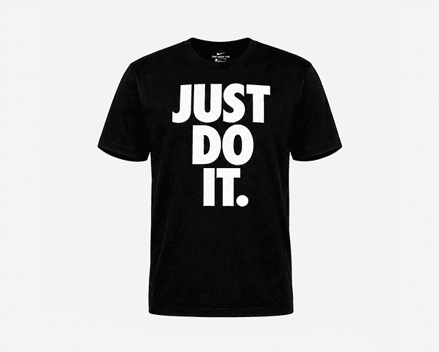 Camiseta preta em efeito manequim invisível, fundo claro